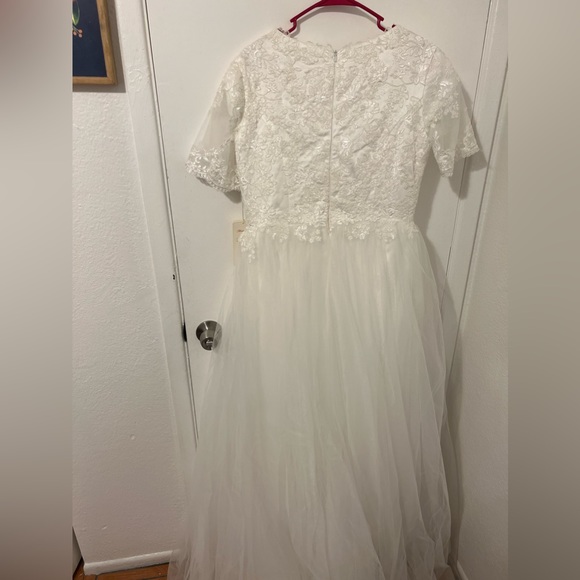 Wedding dress - Picture 2 of 2